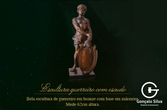ESCULTURA GUERREIRO COM ESCUDO