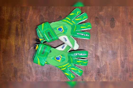 Par de luvas utilizadas por Weverton jogo Brasilx Egito (preparação da Copa)