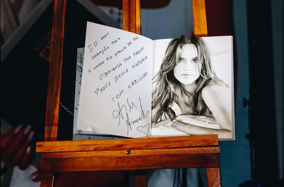  LIVRO COM DEDICATÓRIA DA ALESSANDRA AMBRÓSIO