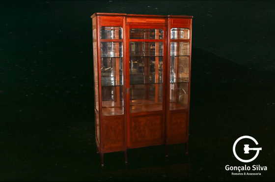 VITRINE EM MADEIRA NOBRE